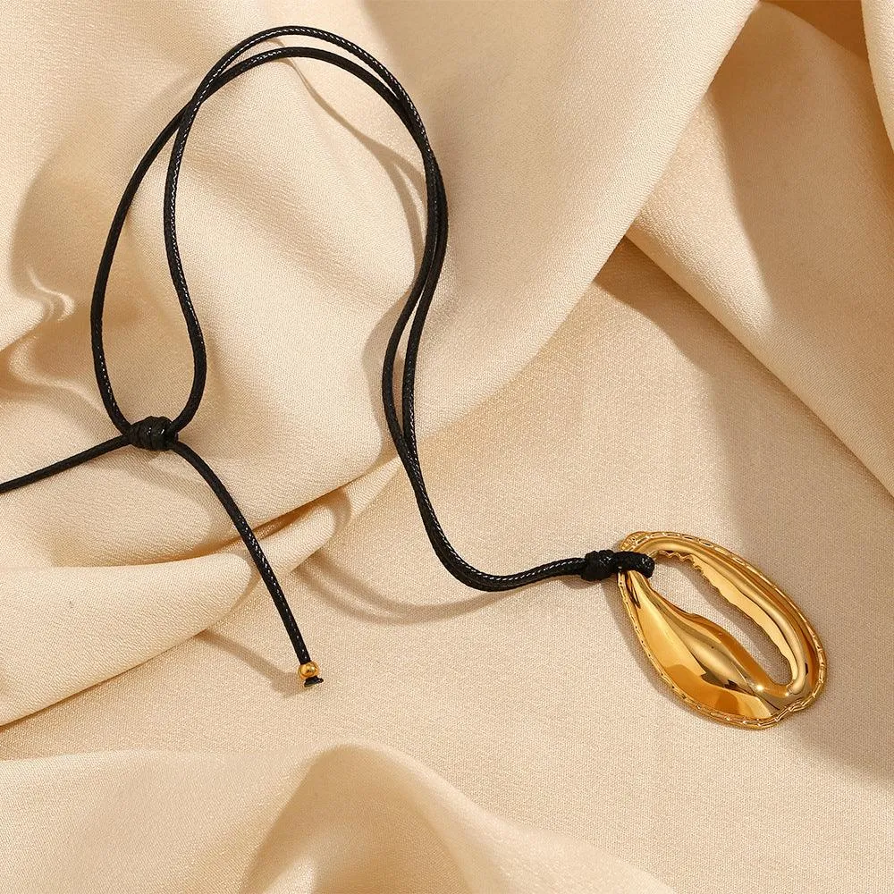 Trendy Gold-Plated Insect-Shaped Pendant Necklace – Adjustable Link Chain